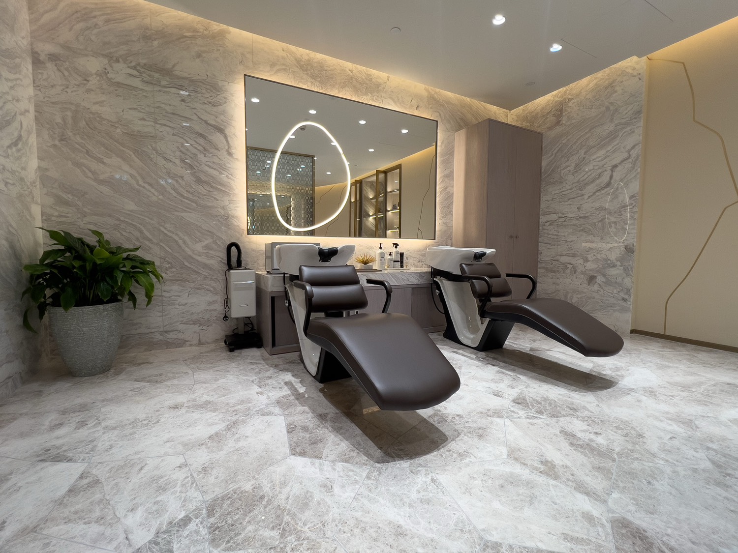 Interior of the Hiro Miyoshi salon in Doha, marble walls and warm gold lighting.